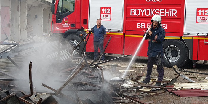 Ordu’da yıkımı süren işyerinde çıkan yangın paniğe neden oldu