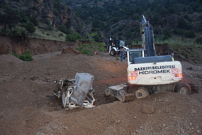 Afyonkarahisar'da heyelan iki aracı yuttu! 1 ölü 1 yaralı