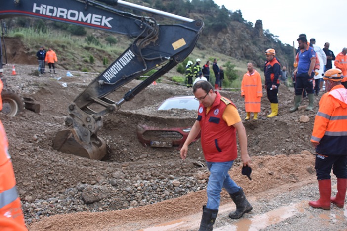 Afyonkarahisar'da heyelan iki aracı yuttu! 1 ölü 1 yaralı