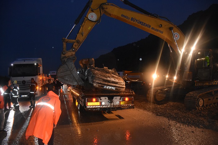 Afyonkarahisar'da heyelan iki aracı yuttu! 1 ölü 1 yaralı