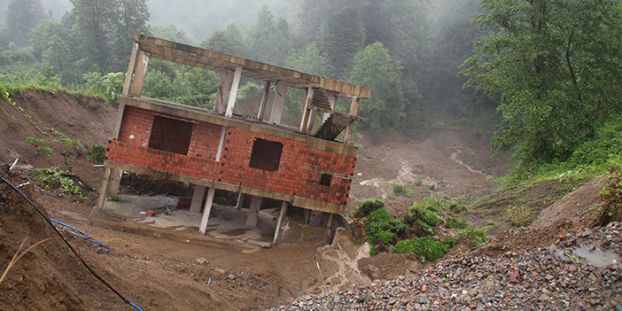 KTÜ'lü profesörden sel ve heyelan uyarısı! Bu iki aya dikkat
