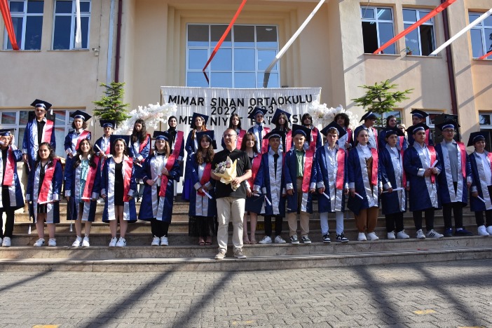 trabzonda-mimar-sinan-ortaokulundan-muhtesem-mezuniyet-toreni.jpeg