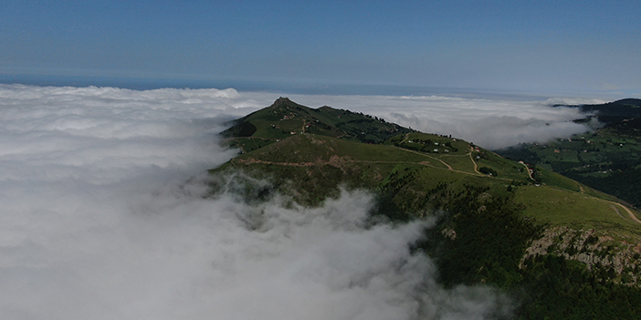 Trabzon'un yaylalarında hayran bırakan bulut denizi