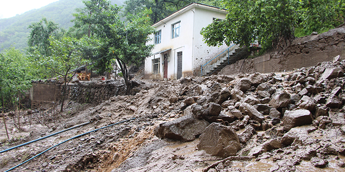Trabzon'da selden etkilenen yaşlı çift o anları anlattı