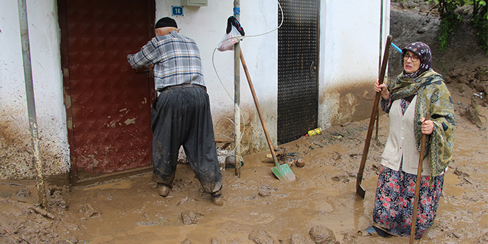 Trabzon'da selden etkilenen yaşlı çift o anları anlattı