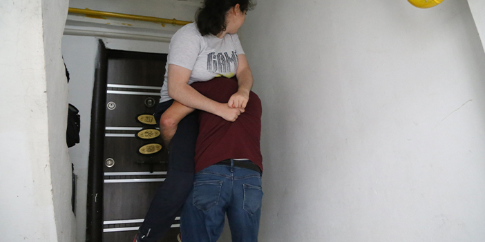 Artvin'de engelli Elif Sude'nin okuma azmini hiç bir şey engelleyemiyor 