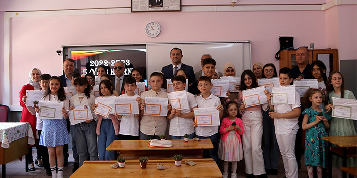 Başkan Ekim öğrencilerin karne sevincine ortak oldu