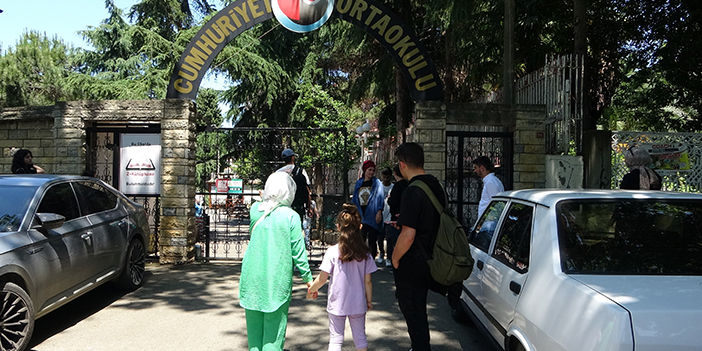 Trabzon'da lise mezunlarının yanı sıra yetişkinlerde sınavda kendini denedi 