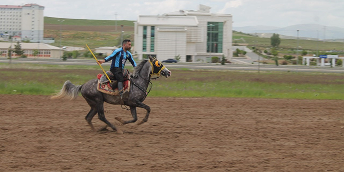 Bayburt'ta yağışlar durdu ciritçiler sahaya indi