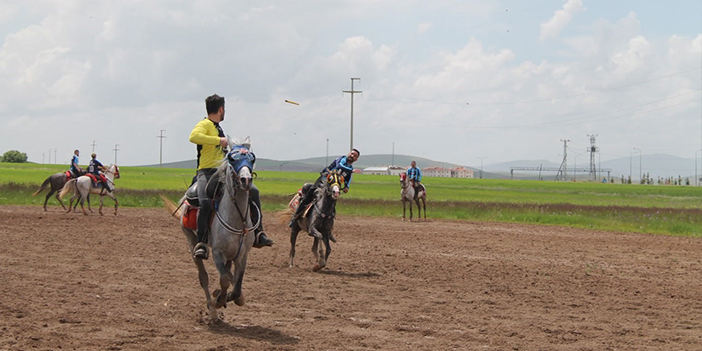 Bayburt'ta yağışlar durdu ciritçiler sahaya indi