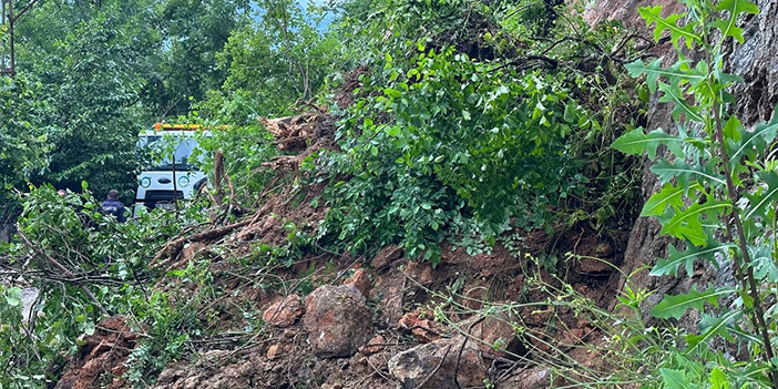 Ordu'da 3 ilçeyi bağlayan yol heyelan ile kapandı