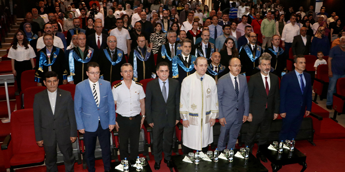 KTÜ'de dereceye giren mezun öğrencilere plaket verildi