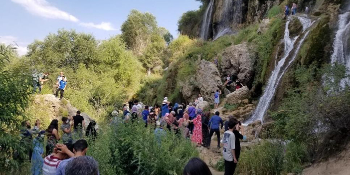 Girlevik Şelalesi bayramda da vatandaşların uğrak yeri oldu