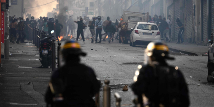 Fransa'da kaos büyüdü! Paris'in en işlek caddesi boşaltılıyor