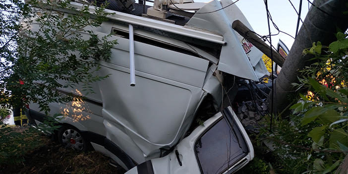 Samsun'da araç yoldan çıkıp direğe çarptı! 2 ölü,1 yaralı 