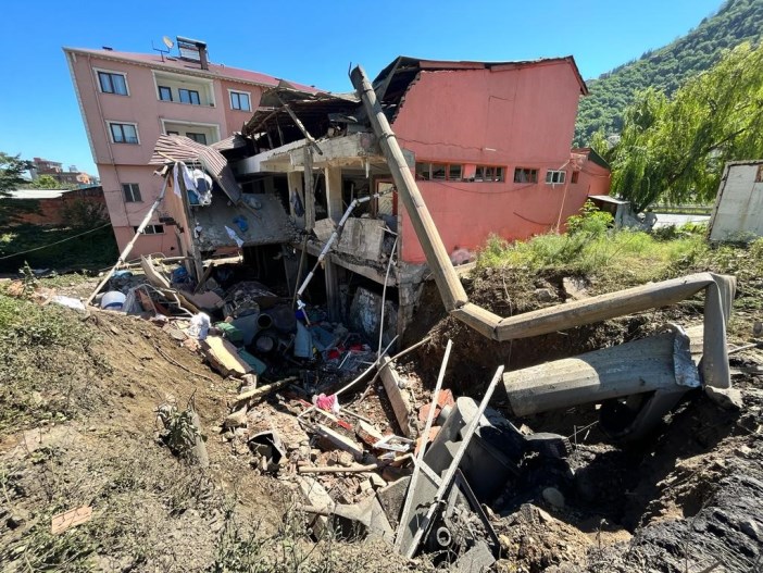 trabzon-gune-patlama-ile-uyandi-olu-ve-yaralilar-var-003.jpg