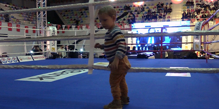 Boks hakemi annenin ringlerde büyüyen oğlu, ‘lösemiye kroşe atmak’ için kan bekliyor