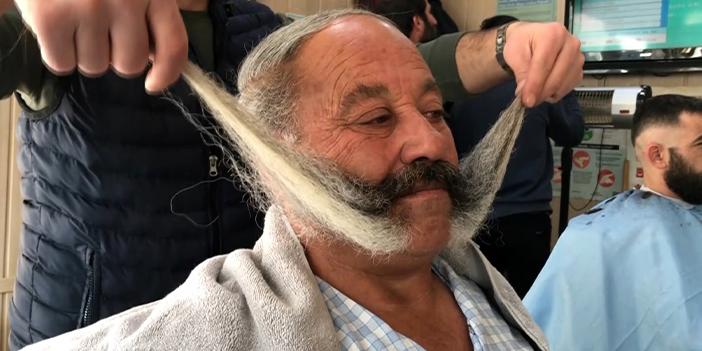 Bayburt'ta yıllardır kesmediği bıyıkları görenleri hayrete düşürüyor