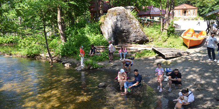 Borçka Karagöl'e ziyaretçi akını! 