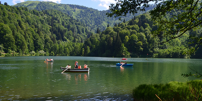 Borçka Karagöl'e ziyaretçi akını! 