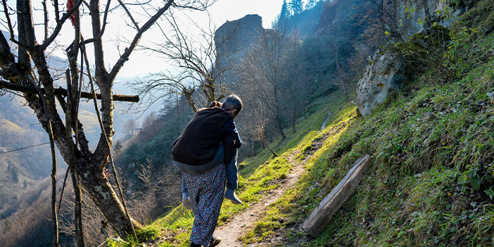 Trabzon'da felçli eşini sırtında taşıyan kadının sesi duyuldu
