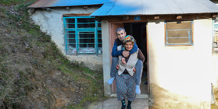 Trabzon'da felçli eşini sırtında taşıyan kadının sesi duyuldu