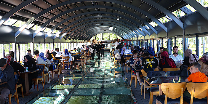 Bayburt'ta nehir üzerine yapılan cam köprü turizme katkı sağlıyor