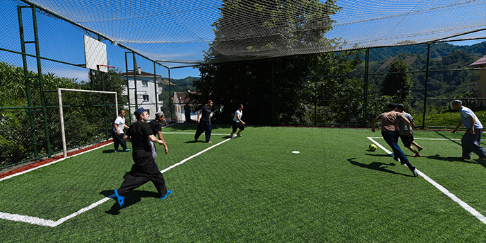 Trabzon'da yamuk halı saha gençlerin ilgisini çekiyor