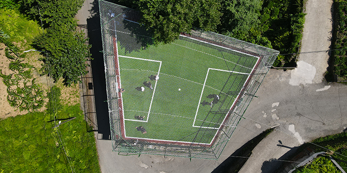 Trabzon'da yamuk halı saha gençlerin ilgisini çekiyor