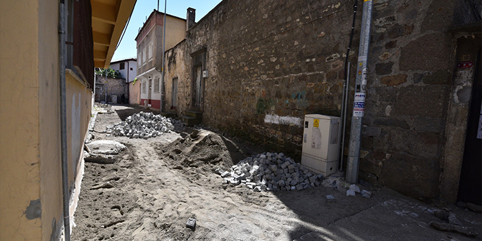 Trabzon'da tarihi sokak dokulara uygun olarak yenileniyor