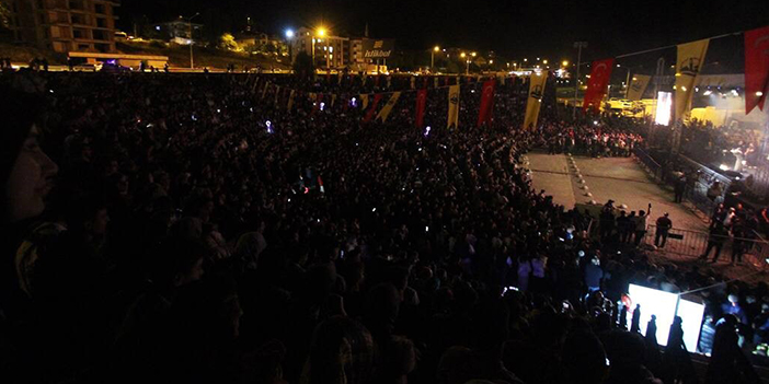 Halk Müziği sanatçısı Zara, Bayburt'ta sahne aldı