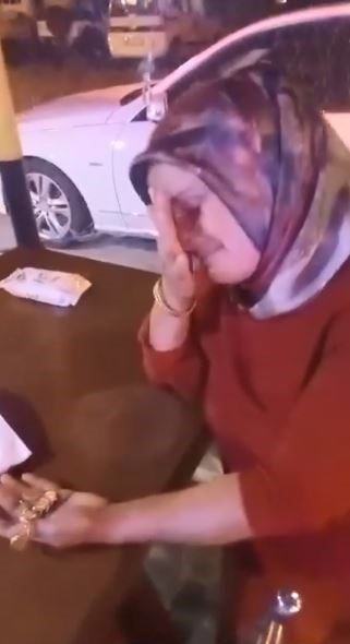 Artvin'de unuttuğu ziynet eşyalarına kavuşunca gözyaşlarını tutamadı