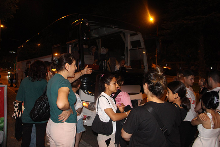 trabzona-gelen-otobus-ariza-yapti-10-saat-bekleyen-yolcular-tepki-gosterdi-002.jpg
