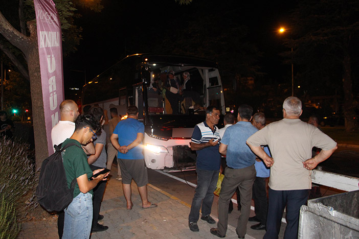 trabzona-gelen-otobus-ariza-yapti-10-saat-bekleyen-yolcular-tepki-gosterdi.jpg