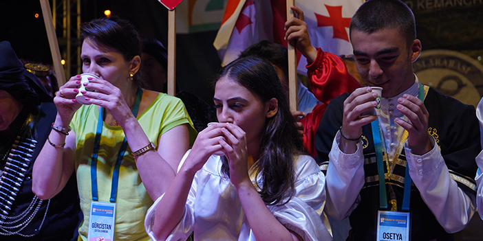 Rize'de en hızlı çay içme yarışı düzenlendi