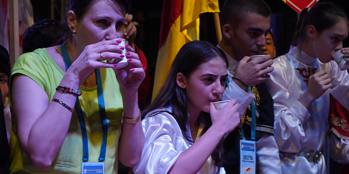 Rize'de en hızlı çay içme yarışı düzenlendi