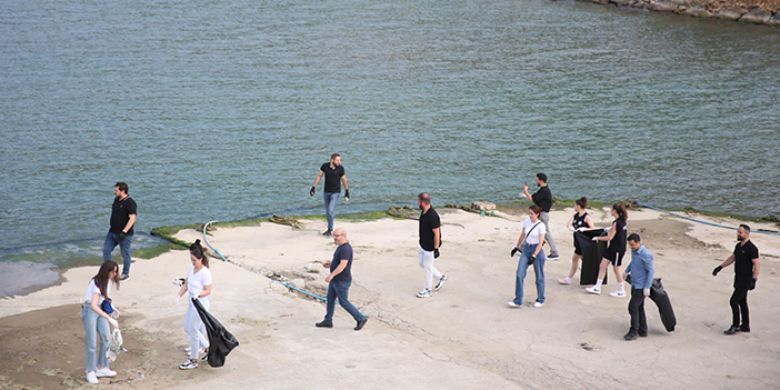 Başkan Bıyık Yomralı vatandaşlarla sahil temizliği yaptı
