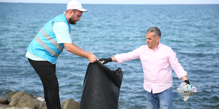 Başkan Bıyık Yomralı vatandaşlarla sahil temizliği yaptı