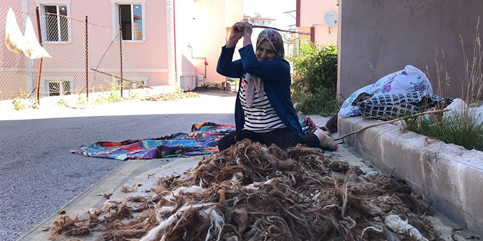 Bayburtlu kadınların zorlu yün çırpma mesaisi başladı