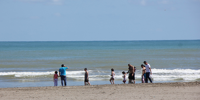 Samsun'da yasaklanan alanda denize girdiler! Boğulmaktan son anda kurtuldular