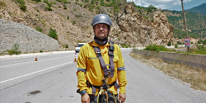 Gümüşhane'de yol kenarındaki oldukça riskli devasa kayalara dağcılar müdahale ediyor