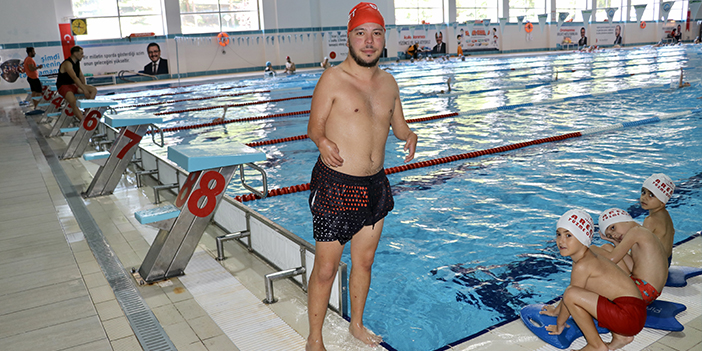 Trabzon'da çocukken tedavi için yüzmeye başlamıştı! Artık çocukları eğitiyor