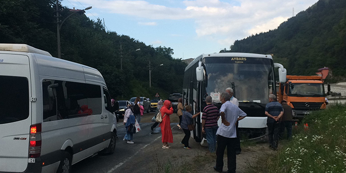 Uzungöl yolunda korkunç kaza! Tur aracı otomobille çarpıştı 