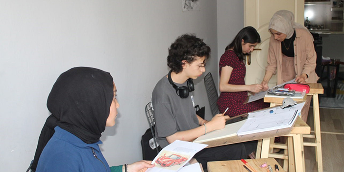 Bayburt'ta hayallerinden vazgeçmedi! Öğrencilerine ışık tutuyor