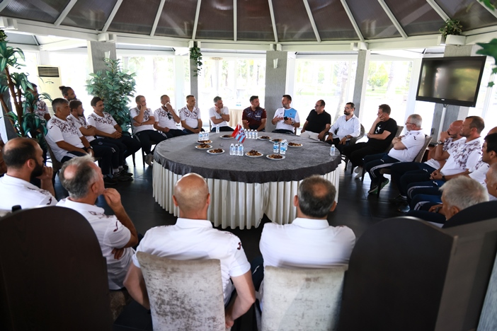 trabzonsporda-bjelica-akademi-yonetimiyle-bir-araya-geldi-001.jpg