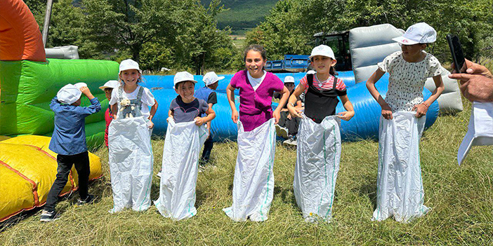 Artvin'de yayladaki çocuklar unutulmadı! Doyasıya eğlendiler