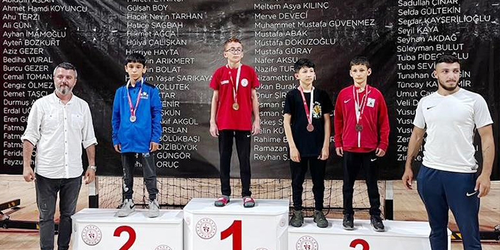 Minik güreşçilerden Trabzon'a birincilik!
