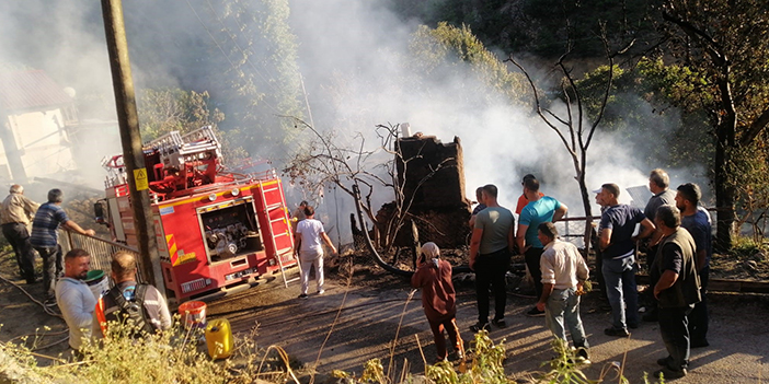 Artvin'de yangın! 5 ev alevlere teslim