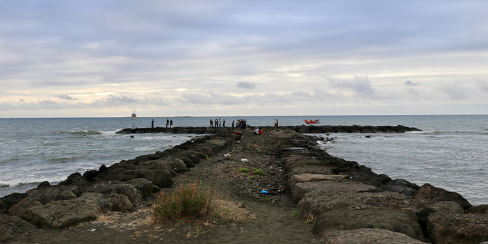 Trabzon'da denizde kaybolan genci arama çalışmaları sürüyor