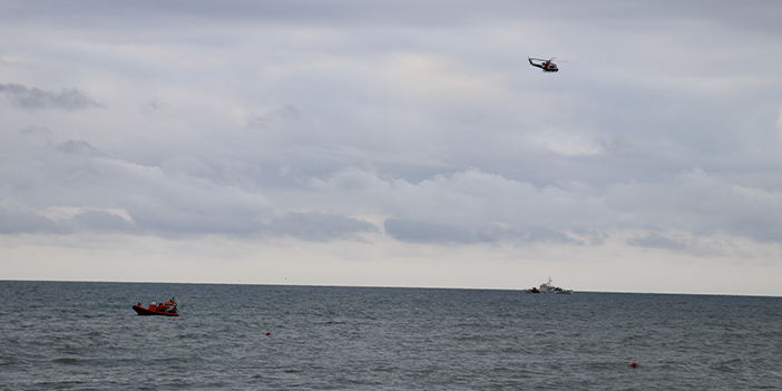 Trabzon'da denizde kaybolan genci arama çalışmaları sürüyor